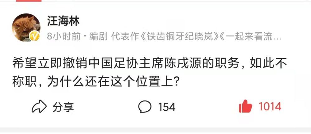 每个人都笑了起来，包括斯帕莱蒂在内，他也收到了一个纸板做的奖杯，迪洛伦佐也被逗乐了。